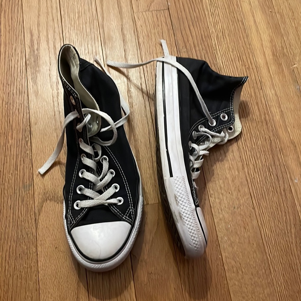 Size 9 woman’s black converse